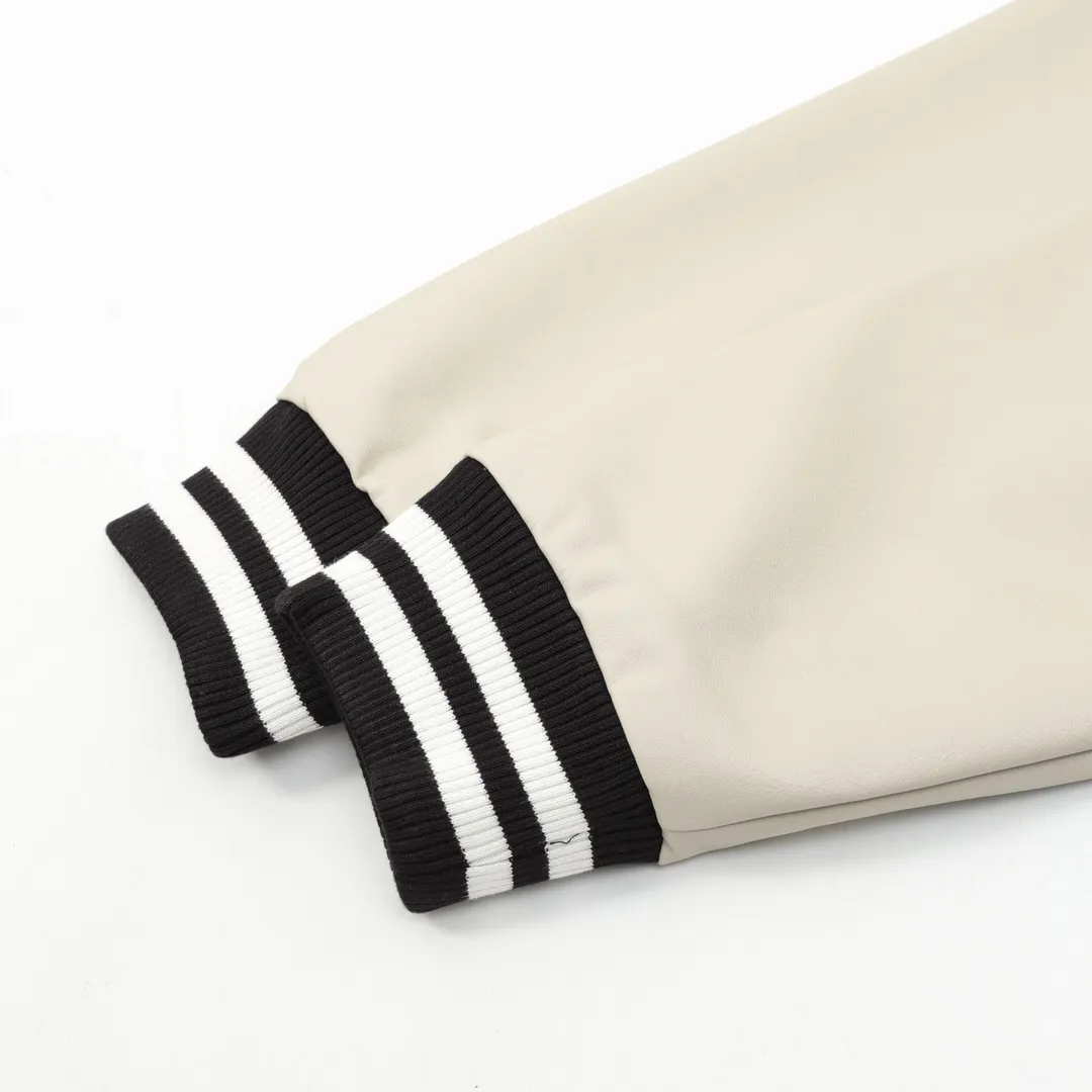 🅿️570 Louis Vuitton/Louis Vuitton pearl presbyopic stitching baseball uniform jacket Warm reminder: It is recommended to hand wash or dry clean! ! This year is particularly popular. Baseball uniform jackets are available at all levels of the market (you must compare the details). The most powerful quality control. Baseball uniforms have been produced and researched for 7 years. The details are exquisite. With it, you will be the most handsome boy in the world. The fully painted surface with four-button buttons (buttons with LOGO), the fabric is customized for more than a month. It is not ready-made in the market. It is made of woolen blended fabric, custom-woven and dyed. It has high color fastness. It is recommended to hand wash or dry clean for the first time. "Custom-woven knitted rib at the hem", the lining is made of silky and delicate cupro fiber material, which can be worn directly against the body. It is extremely comfortable, a heavy-hitting item, purchase version! Size：XS-L